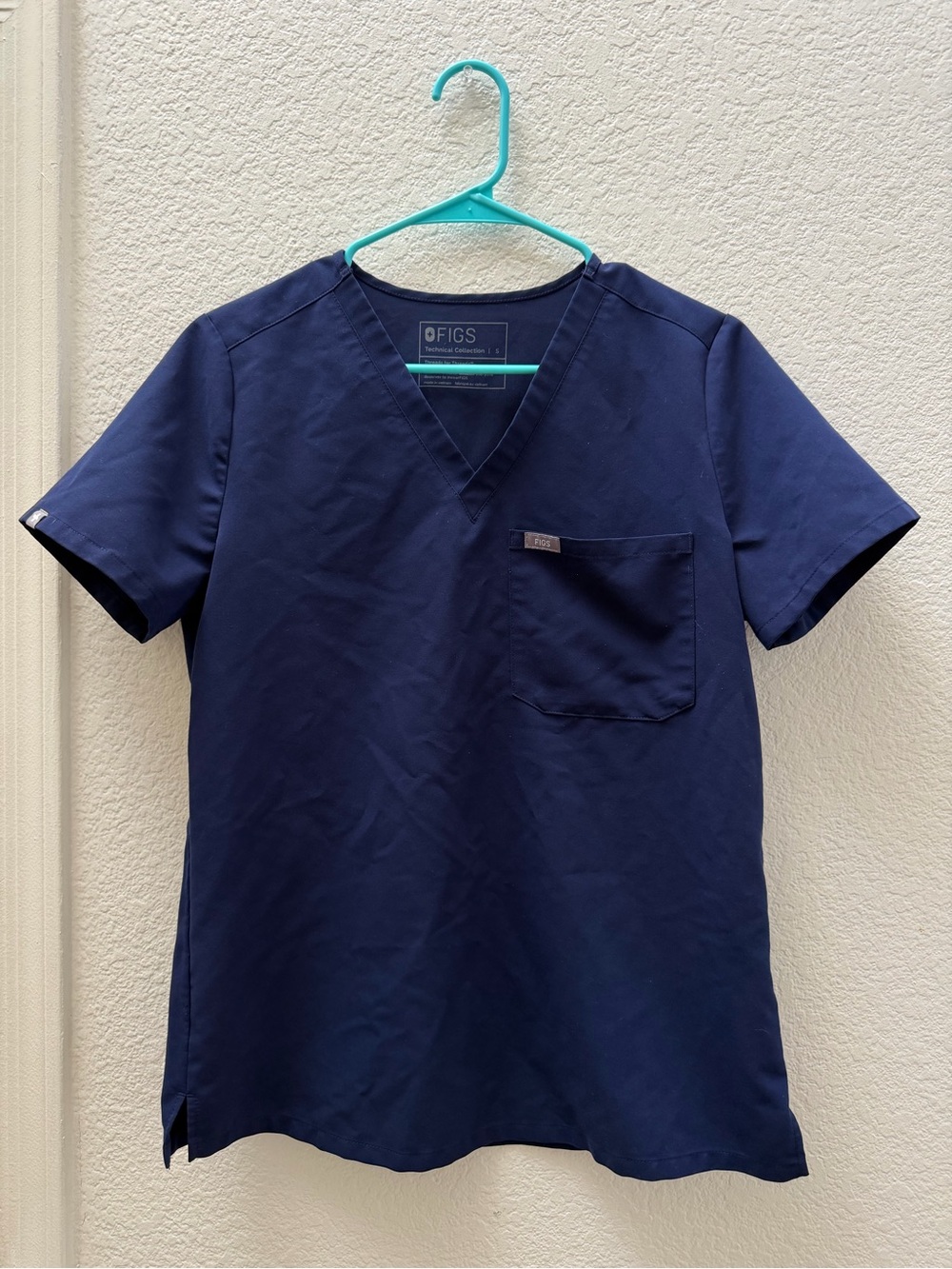 FIGS women’s Navy V-Neck Scrub Top